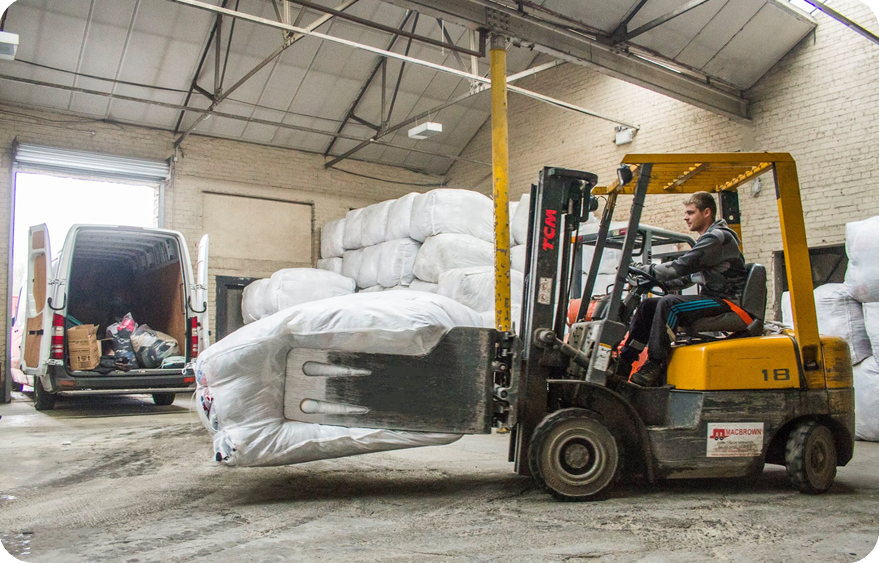 De l'argent pour l'exportation de vêtements vers des pays pour stimuler les économies
